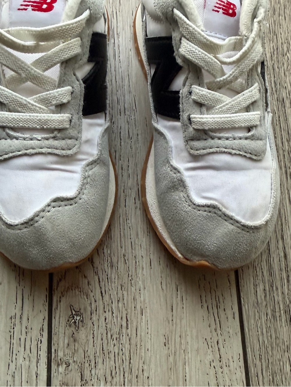 New Balance Kids White, Gray & Black 👟 size 10 - Picture 4 of 7